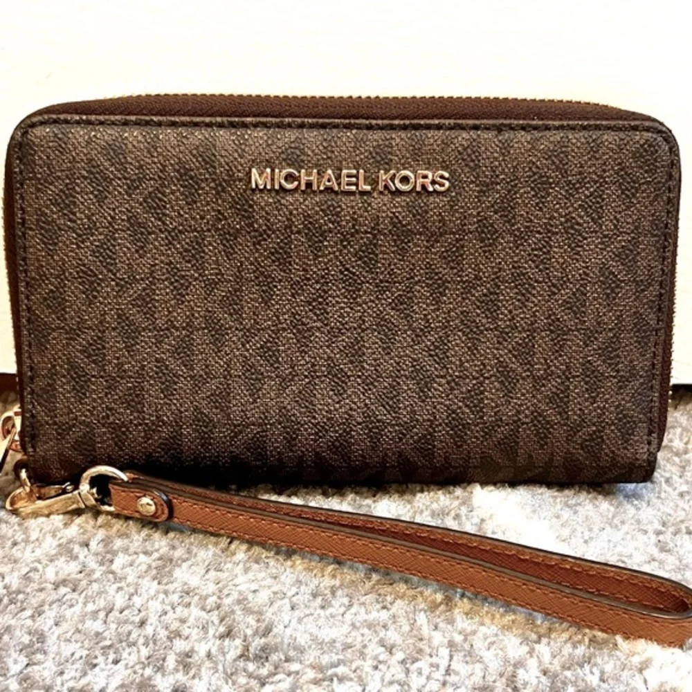 Like New Michael Kors signature full zip wallet/wristlet 🤎💛